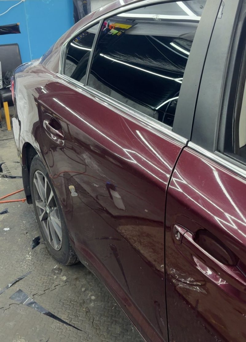 Maroon saloon, rear windows, 5%